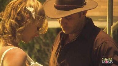 Une jolie blonde inexpérimentée aux petits seins baisée par un cow-boy à la bite bien dure - 6 image
