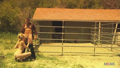 Une jolie blonde inexpérimentée aux petits seins baisée par un cow-boy à la bite bien dure - 8 image
