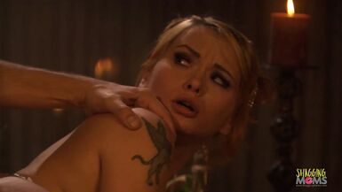 La blonde en chaleur rêve de sexe anal avec une grosse bite dure à lépoque médiévale. - 1 image