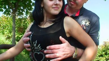Lhomme emmène la brune dans les bois et fait lamour ! - 1 image