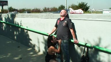 Lhomme emmène la brune dans les bois et fait lamour ! - 5 image