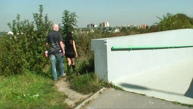 Lhomme emmène la brune dans les bois et fait lamour ! - 8 image