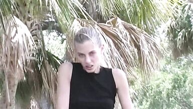 LE VRAI SEXE EN PUBLIC ! Je me baise en public, un mec arrive en voiture et me regarde me branler, puis une inconnue blonde sarrête et me fait une branlette pendant quon filme ça ! Le jour le plus sauvage de tous les temps ! - 13 image