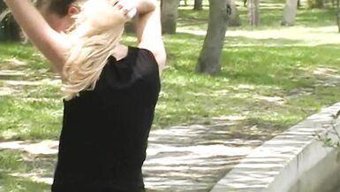 LE VRAI SEXE EN PUBLIC ! Je me baise en public, un mec arrive en voiture et me regarde me branler, puis une inconnue blonde sarrête et me fait une branlette pendant quon filme ça ! Le jour le plus sauvage de tous les temps ! - 2 image