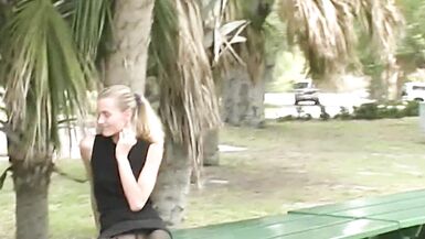 LE VRAI SEXE EN PUBLIC ! Je me baise en public, un mec arrive en voiture et me regarde me branler, puis une inconnue blonde sarrête et me fait une branlette pendant quon filme ça ! Le jour le plus sauvage de tous les temps ! - 6 image