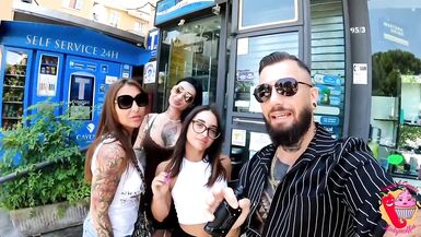 Sara Diamante, Matilde Torres in auto con Ladymuffin And Tommy A Canaglia sesso lesbo in strada - 2 image