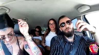Sara Diamante, Matilde Torres in auto con Ladymuffin And Tommy A Canaglia sesso lesbo in strada - 9 image
