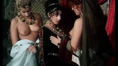 Trois dames plantureuses demandent à leur roi de baiser leurs chattes affriolantes.