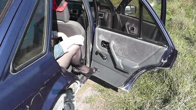 Sexo en público. En el asiento trasero del coche en el lado de la carretera rubia MILF sexy Frina masturbaba coche conductor polla, luego se puso en estilo perrito pose. Amante follada en el coño y cum en los labios. En público. Tabú. En lugar público. Se - 4 image