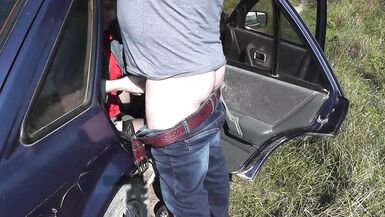 Sexo en público. En el asiento trasero del coche en el lado de la carretera rubia MILF sexy Frina masturbaba coche conductor polla, luego se puso en estilo perrito pose. Amante follada en el coño y cum en los labios. En público. Tabú. En lugar público. Se - 5 image