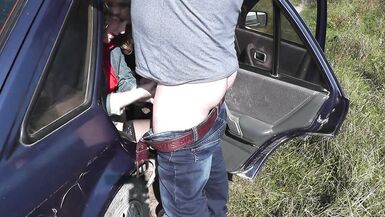 Sexo en público. En el asiento trasero del coche en el lado de la carretera rubia MILF sexy Frina masturbaba coche conductor polla, luego se puso en estilo perrito pose. Amante follada en el coño y cum en los labios. En público. Tabú. En lugar público. Se - 7 image