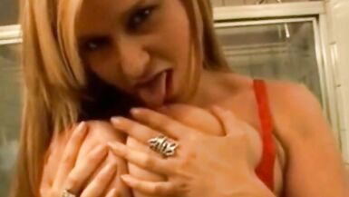 La femme rousse aux gros seins se sert de son jouet pour profiter de linstant présent