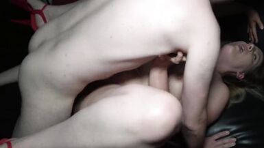 Magnifiquement baisée dans le cinéma porno pour la première fois ! Cétait une baise chaude ! Nice a profondément gâté mes trous humides ! Tout le monde - 12 image