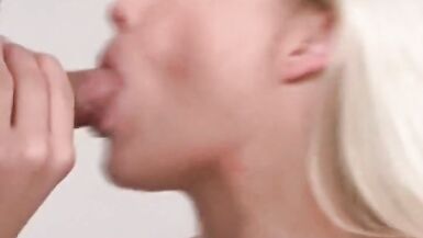 Dominez son visage avec votre bite dure moments excitants