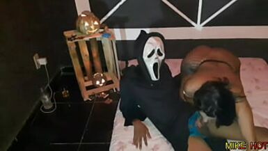 ハロウィンパーティーの輪姦で、夫マイクと熱いダニーがダブルペネトレーションでたくさんファックして転がす - 1 image