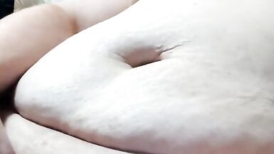 Esposa amadora e ordinária deixada sozinha em casa e esguicha enquanto se masturba! A MILF gostosa geme para mais! - 11 image
