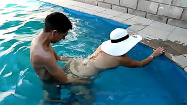 IL ME CASSE LE CUL DANS LA PISCINE