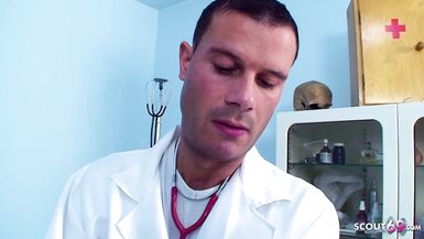 Une cougar nymphomane séduit son médecin pour quil baise lors dun examen gynécologique.