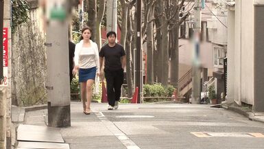 日本女富豪被捕，与所有证人乱搞，她被戴绿帽的丈夫在一旁观看 - 1 image