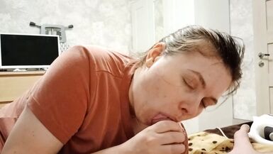 Sexy MILF sucked a beautiful dick - 1 image