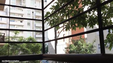 Quand le sexe risqué au balcon est interrompu...