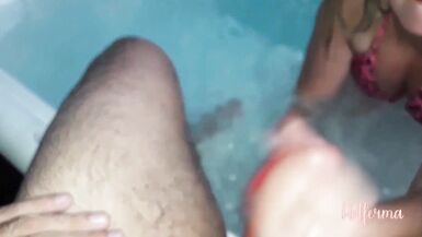 Una donna sposata e cattiva che scopa con lamico cornuto nella vasca da bagno - 8 image