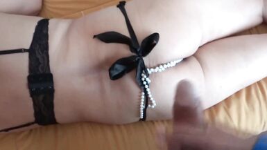 Une belle-mère de 58 ans se masturbe et reçoit une grosse éjaculation sur son cul - 15 image