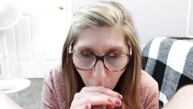 Milf inocente continua chupando depois que eu gozo - 3 image
