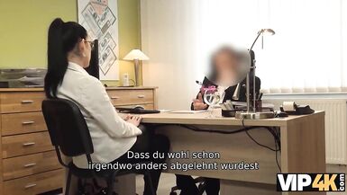 VIP4K. Brunette kann dem Kreditgeber nicht widersprechen, wenn sie Geld bekommen will - 5 image