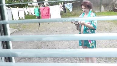 Nudi in pubblico. Un vicino ha visto alla finestra una vicina incinta che stava asciugando i panni in cortile senza reggiseno e mutandine. Nudista - 11 image