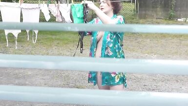 Nudi in pubblico. Un vicino ha visto alla finestra una vicina incinta che stava asciugando i panni in cortile senza reggiseno e mutandine. Nudista - 7 image