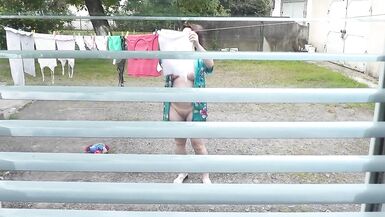 Nudi in pubblico. Un vicino ha visto alla finestra una vicina incinta che stava asciugando i panni in cortile senza reggiseno e mutandine. Nudista - 8 image