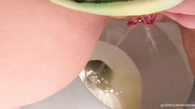 Faire pipi et péter aux toilettes