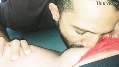 Joseph Britadeira masse et roule une enseignante