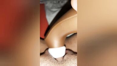 Jouer avec mes jouets pendant que mon mari dort à côté de moi