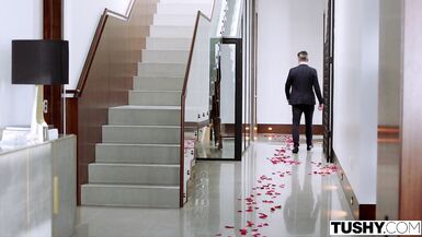 TUSHY La superbe MILF Syren a une expérience anale passionnée - 6 image