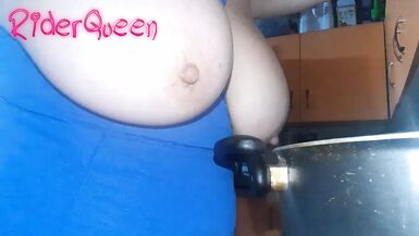 Fucking Mommy in der Küche POV - 1 image