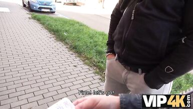 VIP4K. Un homme tente une femme aux gros nichons pour quelle samuse avec son petit ami - 5 image