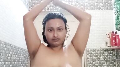 Sucharita im Badezimmer - was für eine Aussicht - 2 image