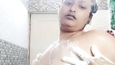 Sucharita im Badezimmer - was für eine Aussicht - 3 image