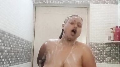 Sucharita im Badezimmer - was für eine Aussicht - 5 image