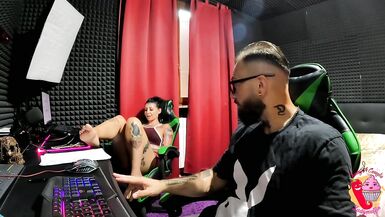 当我吃Luva的时候，Tommy A Rogue趁机和我进行狗爬式的性交（最后在嘴里射精）。 - 5 image