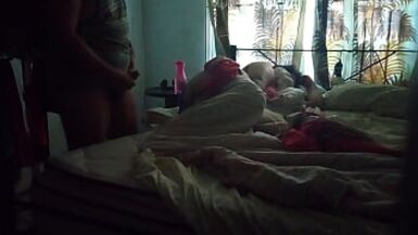 Mi padrastro entra a mi cuarto mientras disfruto la siesta - 1 image