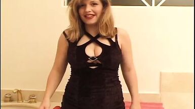 Pregnant brunette milf gets penetrated by two cocks at once - 1 image