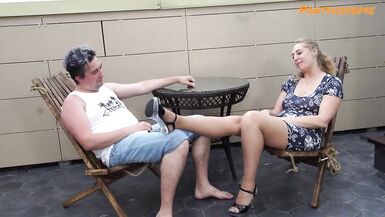 Baiser une femme mûre sur le balcon dans ses collants - 2 image
