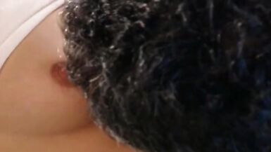 A loira vê revistas pornográficas enquanto fode com - 9 image