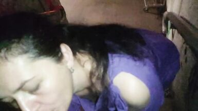 MILF prostituta mi dà Blowjob e viene a casa con me per Creampie - 2 image