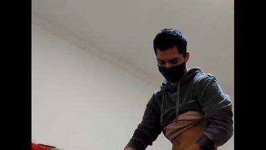 Jovencito rompiendole el oyo a escort madura - 1 image