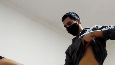 Jovencito rompiendole el oyo a escort madura