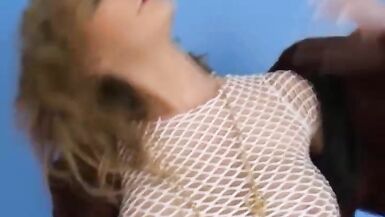 Tschechische blonde Schönheit ist super heiß nackt und ergreift die Momente - 2 image